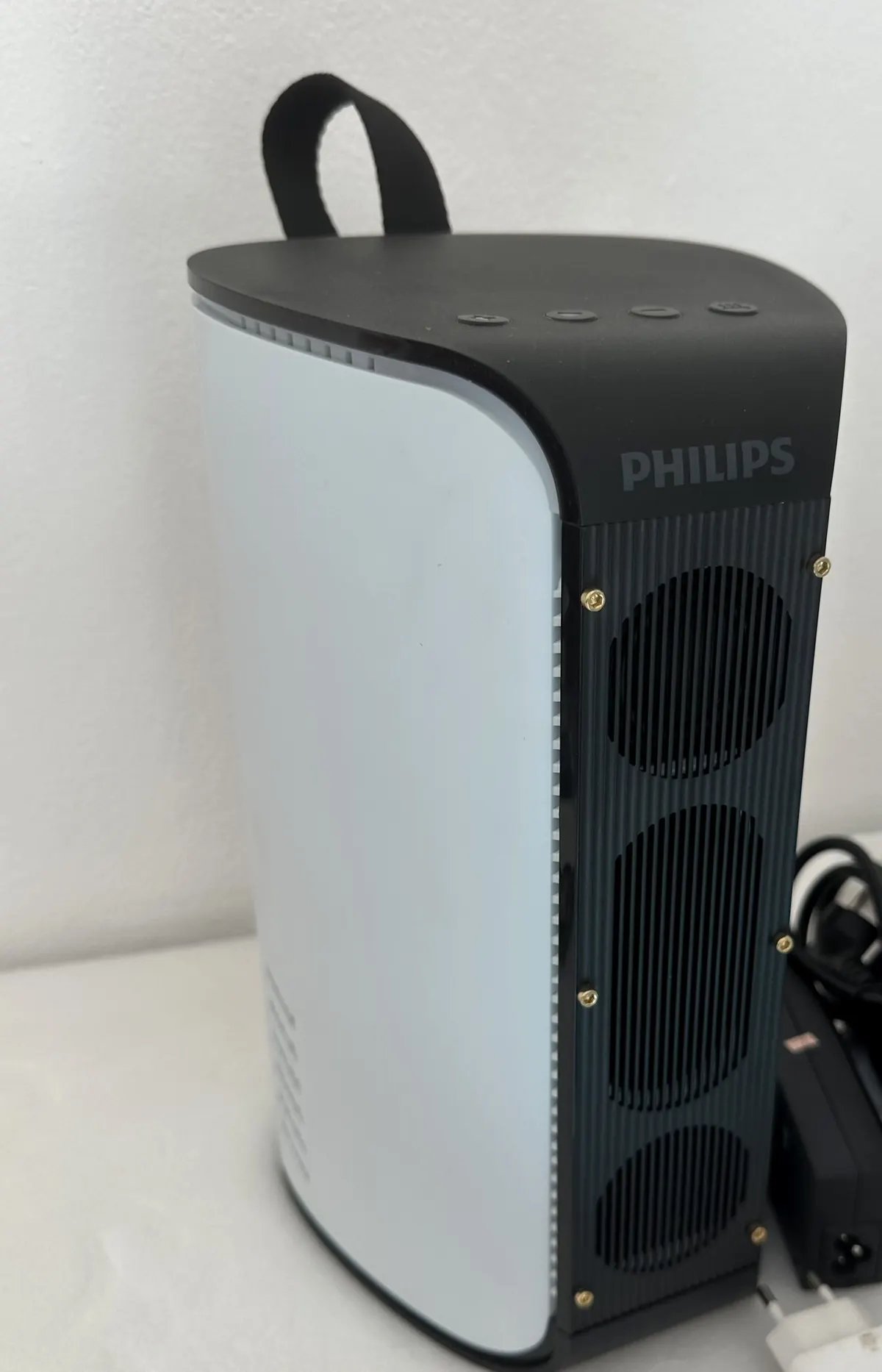 Une enceinte sans fil au showroom Tech Hub : les accessoires tech, point de départ de Tech Hub en 2022