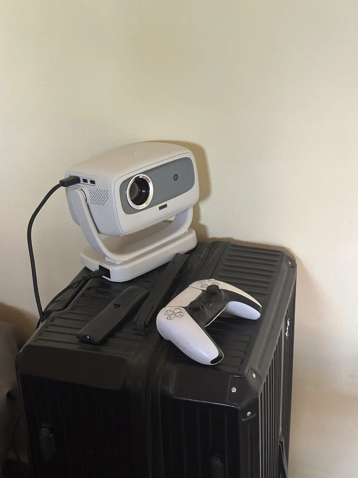 Photo réelle : le projecteur en place, avec une manette de console