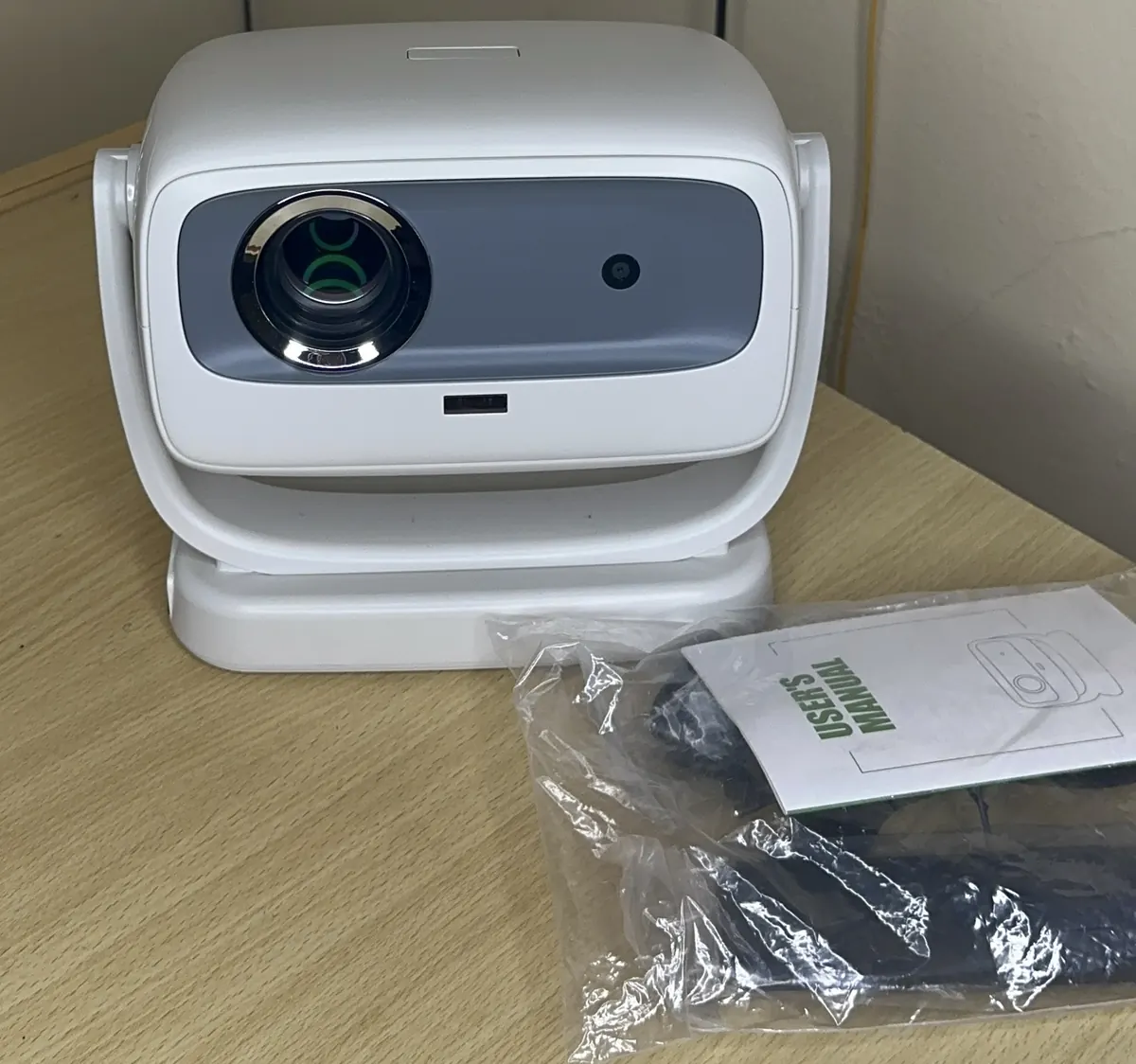 Photo réelle : le projecteur au déballage, avec ses accessoires