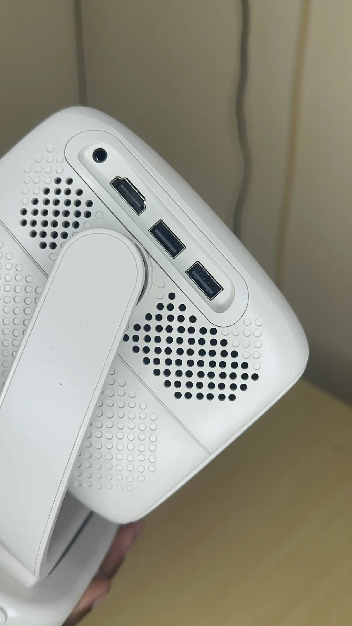 Photo réelle : les ports HDMI et USB
