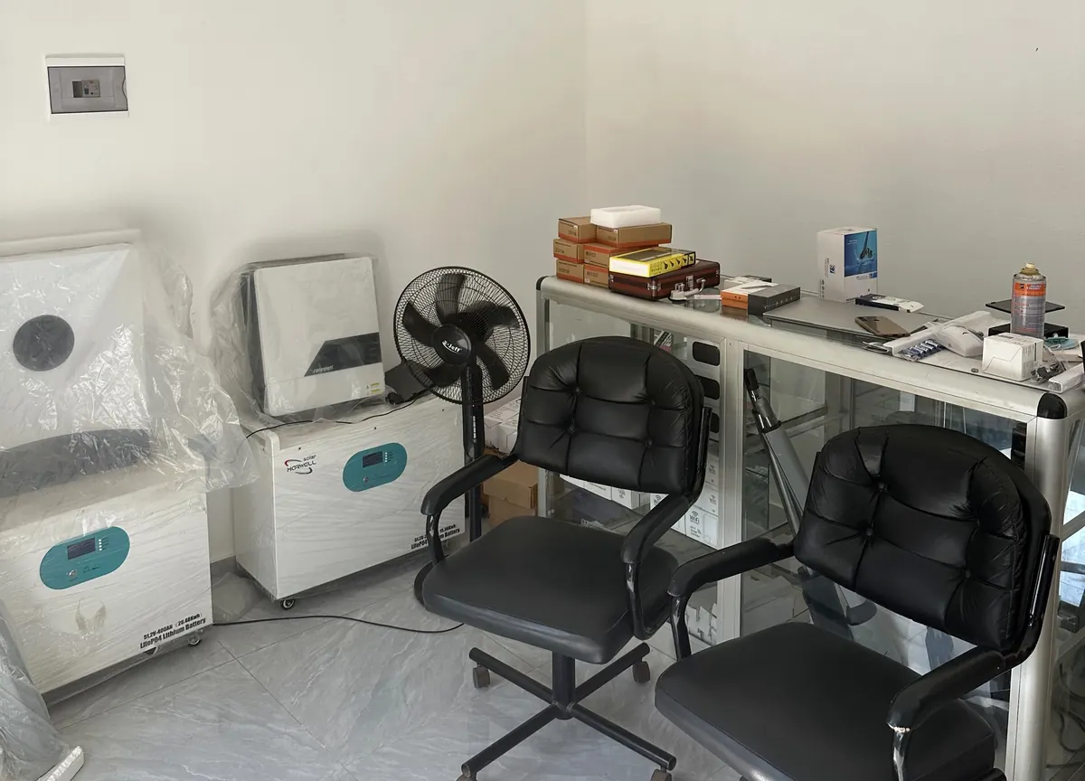 L'intérieur du showroom Tech Hub à Zoca : espace d'accueil et équipements d'énergie