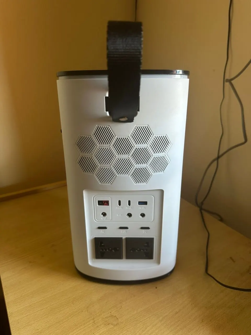 Le panneau arrière de la station : prises 220 V et sorties USB