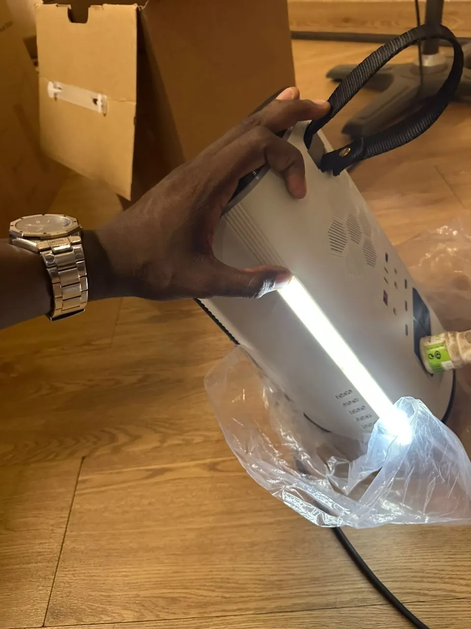 Photo réelle : la lampe LED de la station allumée, au déballage