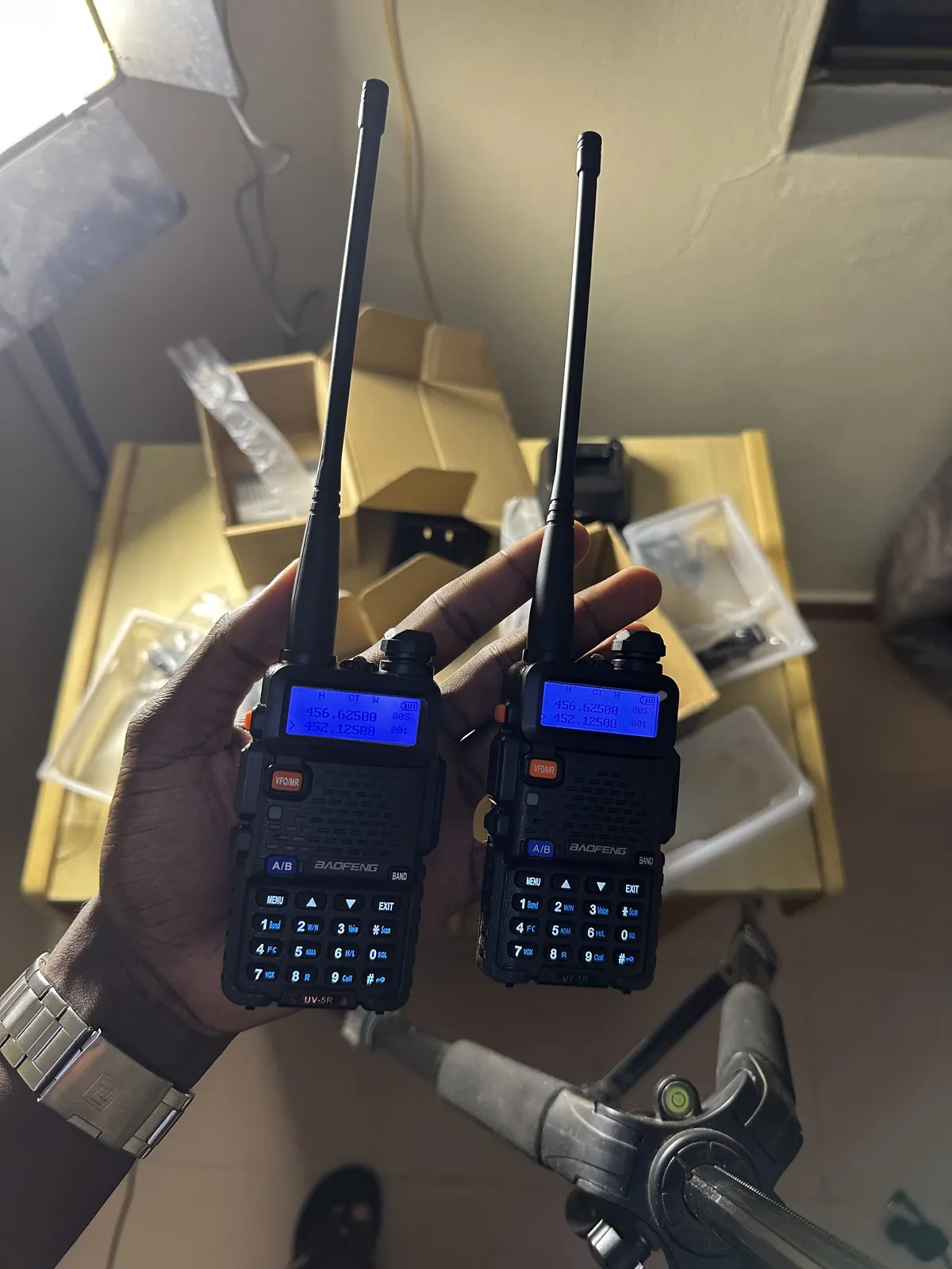 Photo réelle : une paire de talkies-walkies Baofeng UV-5R allumés