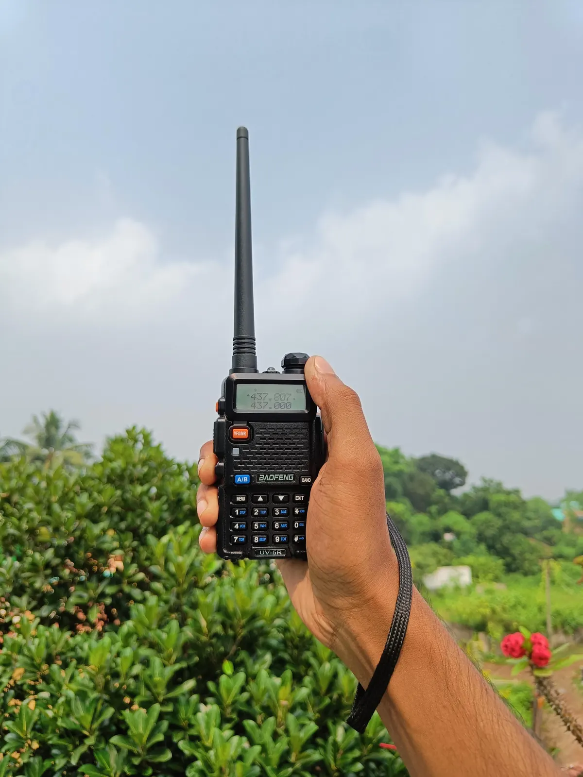 Photo réelle : le talkie-walkie en main, en extérieur